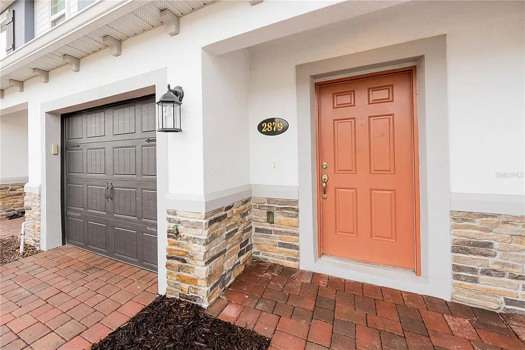 3 bed, 2.5 bath, 1379 sqft, $2,200 — Photo 2