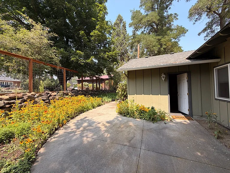 2551 NE Ravenwood Dr — Photo 14