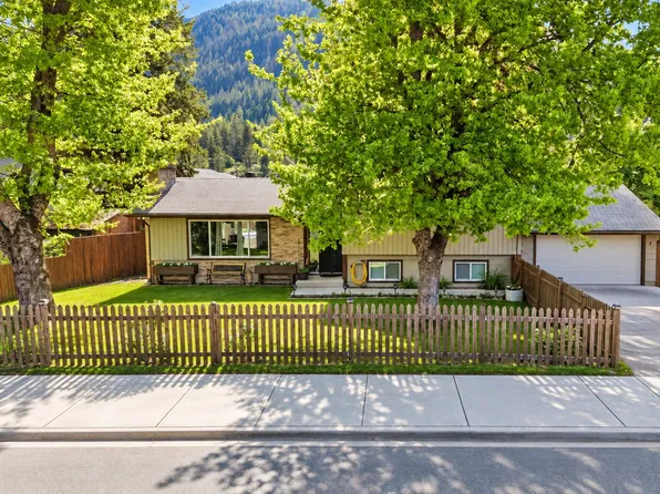 606 Riverside Ave, Sicamous, BC V0E 2V1