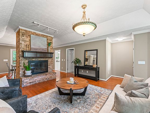5th image of 356 Arrowhead Ct
