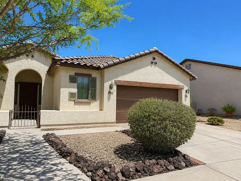 2562 W Alta Vista Rd — Photo 2