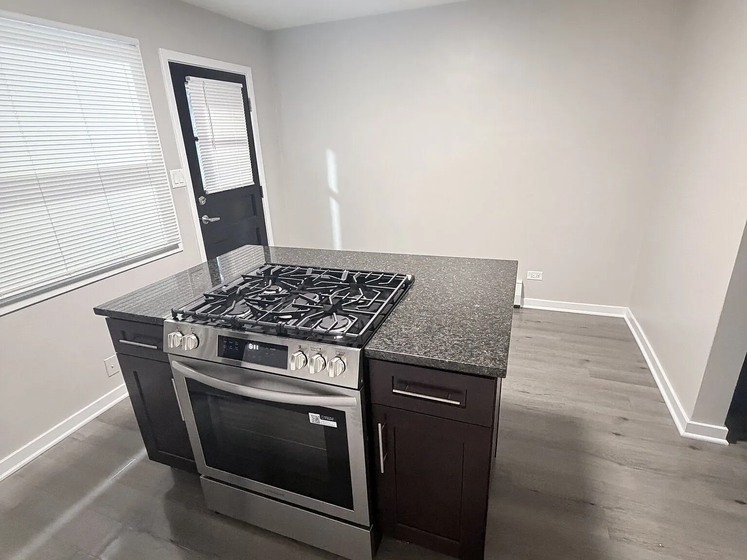 Charming 1 Bedroom 1 Bathroom Near Downtown Naperville — Photo 2