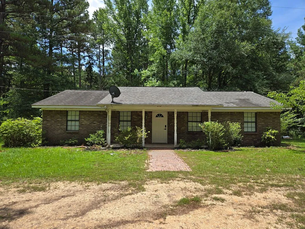 4 bed, 2.5 bath, 1638 sqft, $1,300 — Photo 1
