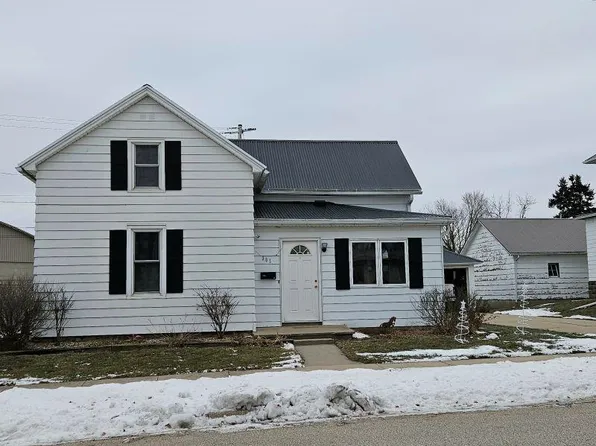 301 9th St SE, Dyersville, IA 52040