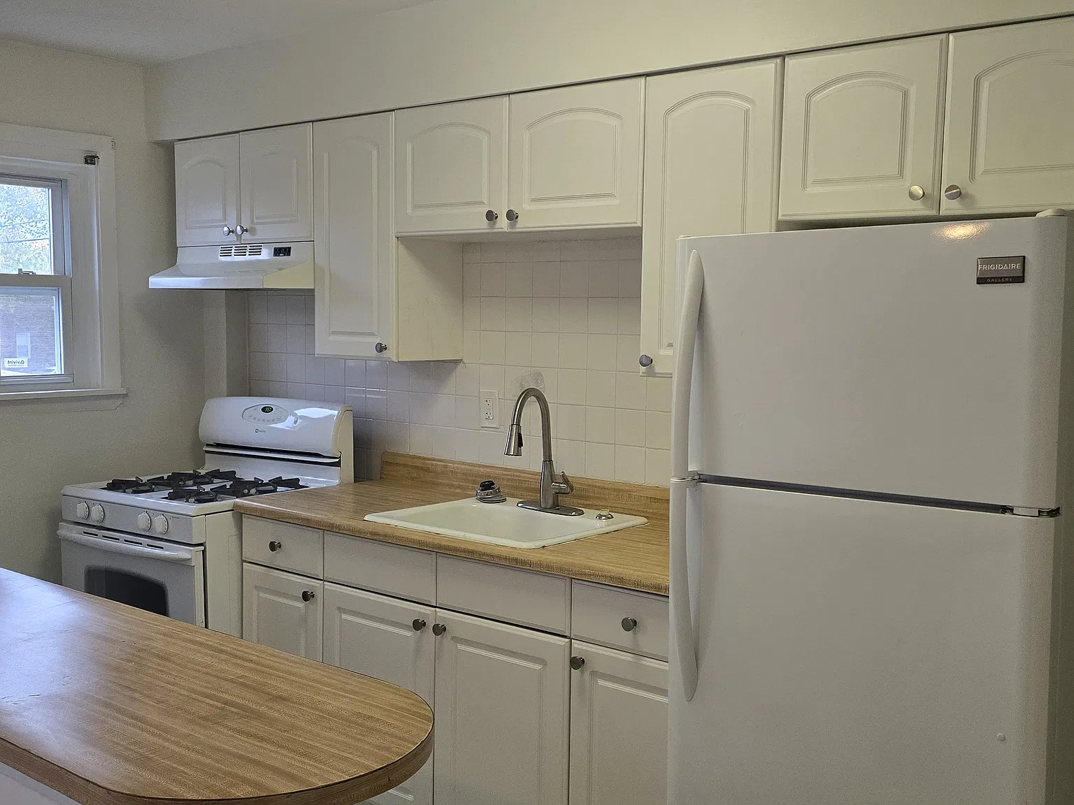 4 bed, 1024 sqft, $2,500 — Photo 2