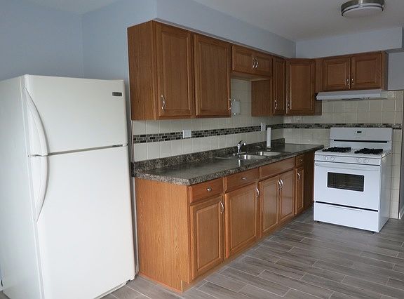 3rd image of 264 E Lake St APT 1E