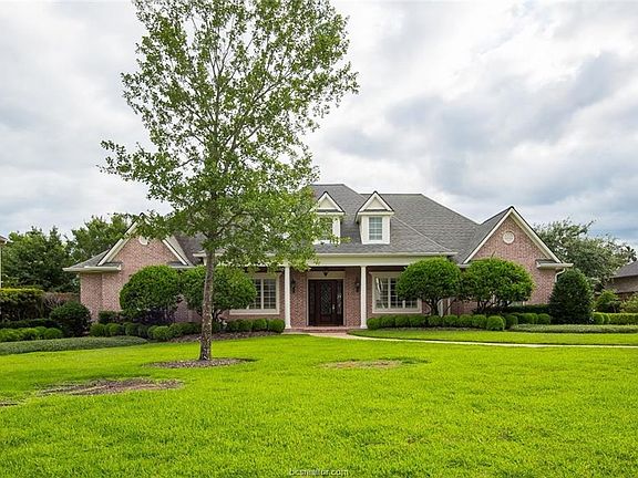 3rd image of 4910 Augusta Cir