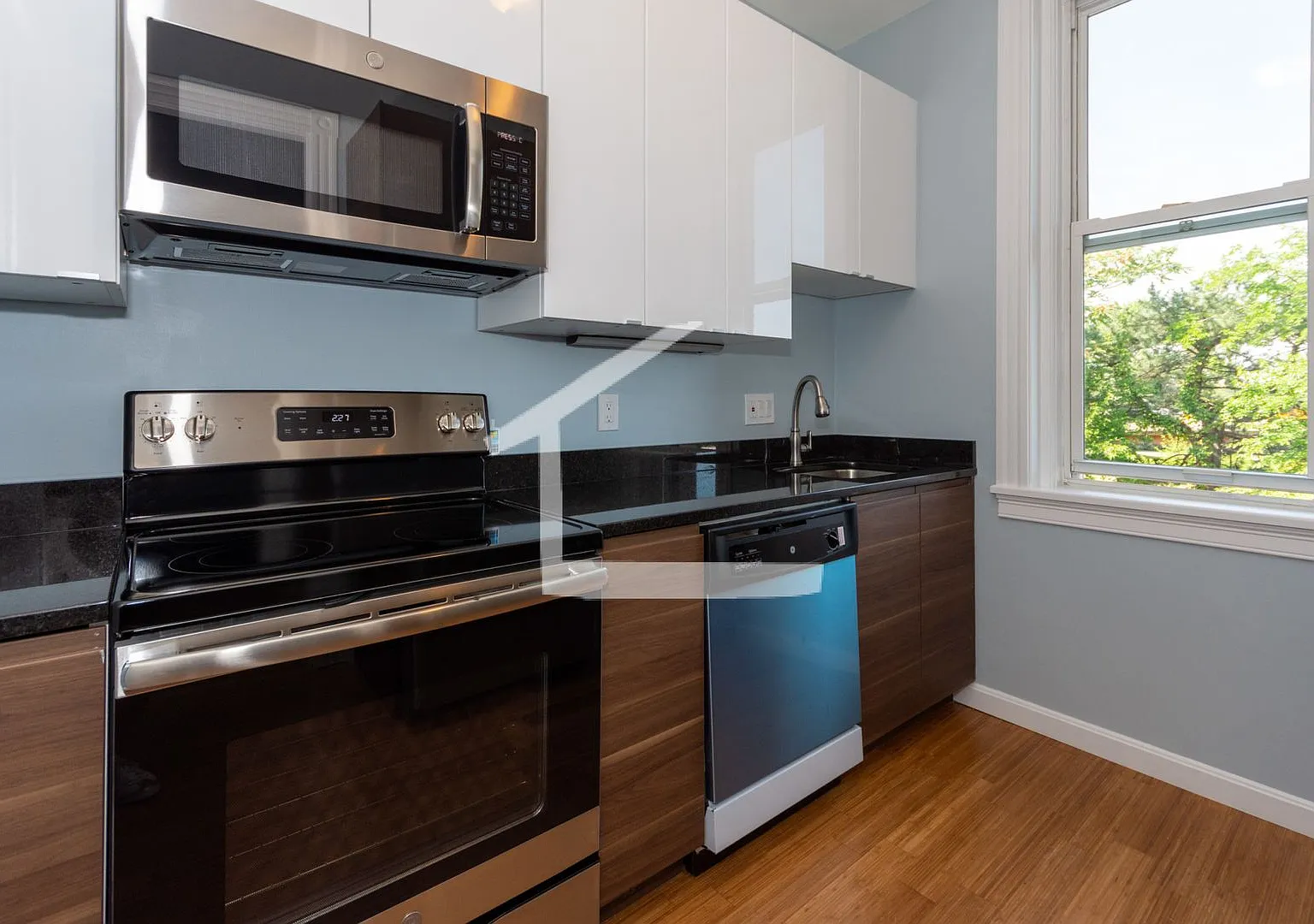 Nicely renovated 3 bed right next to Kenmore Square and BU! — Photo 2