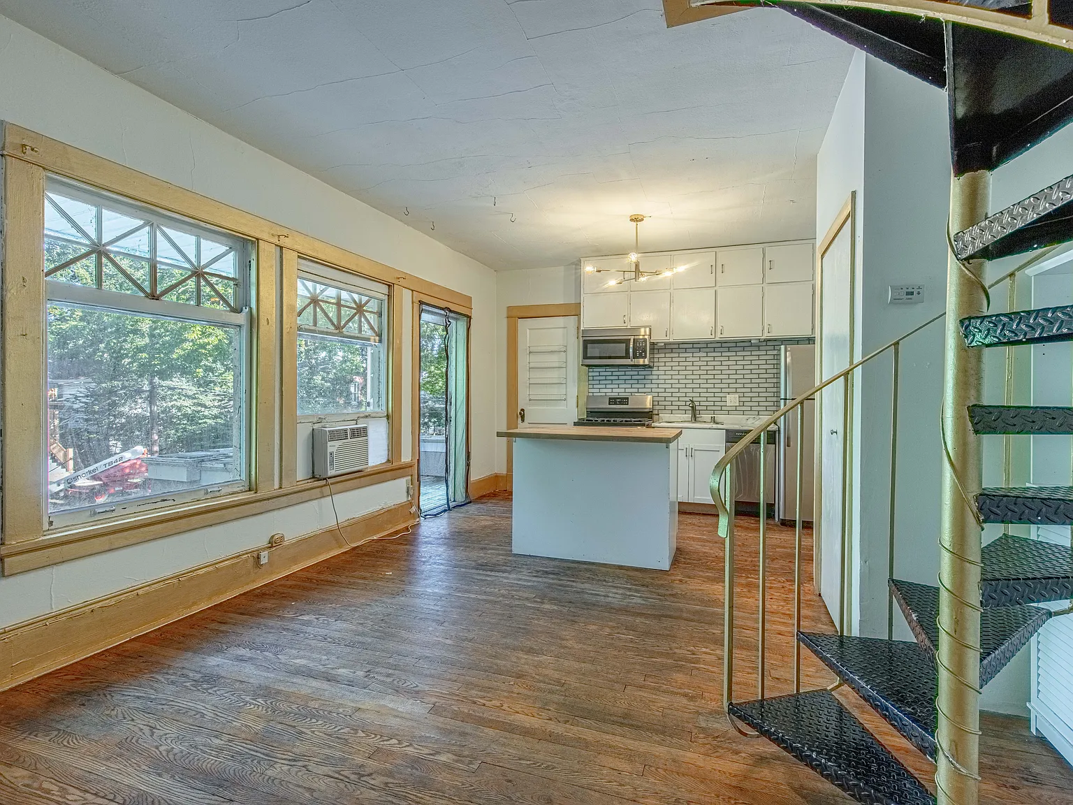 3 bed, 1390 sqft, $2,200 — Photo 2