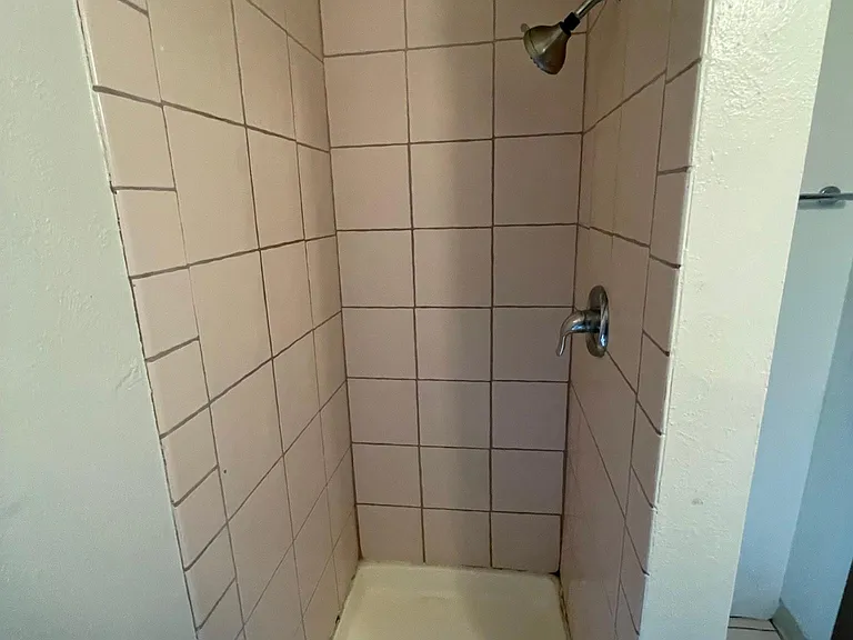 100 Artesian Dr — Photo 3