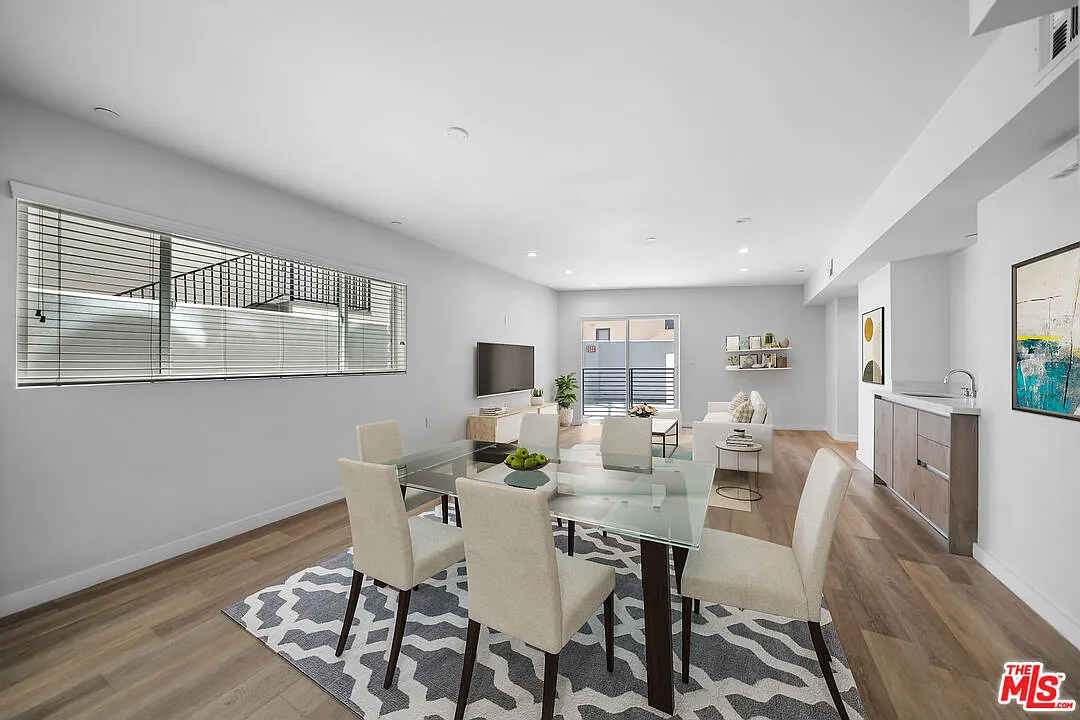 4 bed, 4.5 bath, 1700 sqft, $5,600 — Photo 4