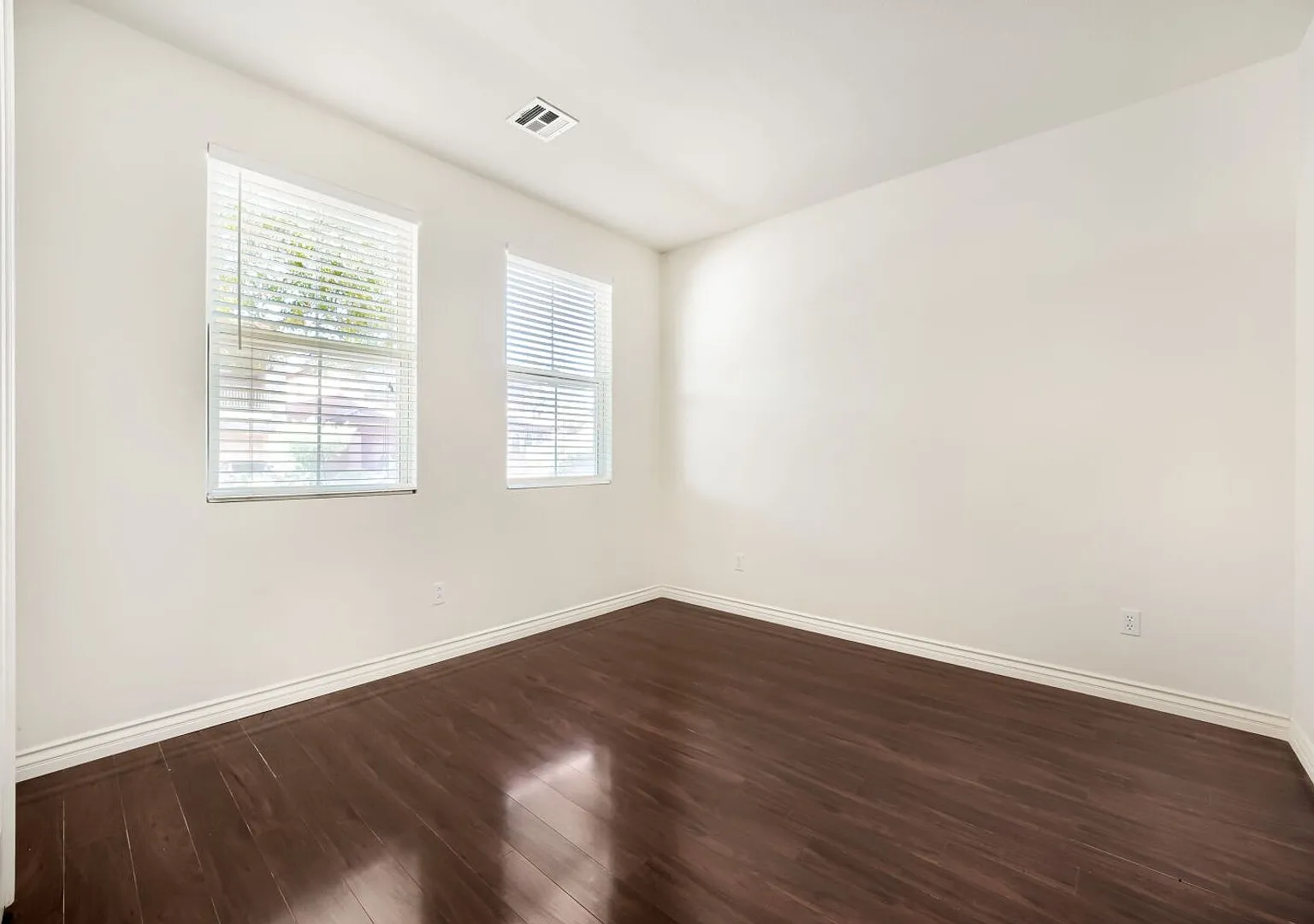 Beautiful 4 Bedroom Home With Solar, 3 Car Tandem Garage, and Nice Backyard! — Photo 3
