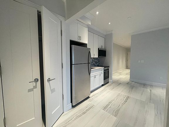 3rd image of 251 E Park Ave
