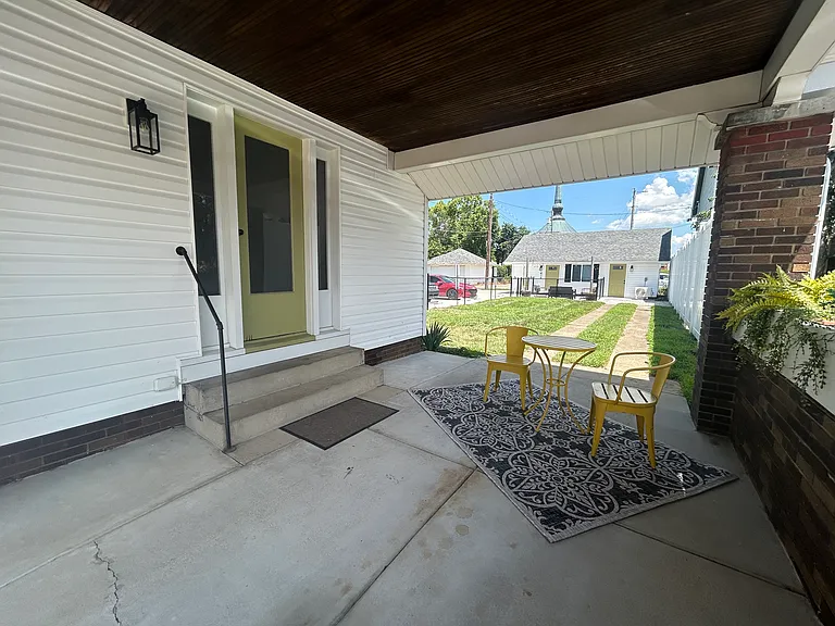 421 N Lafayette Ave — Photo 2