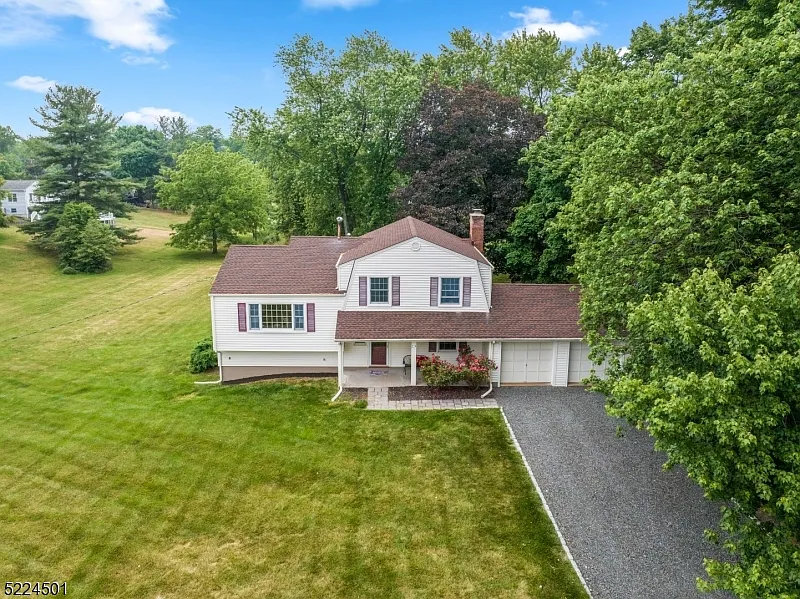 209 Woodstock Ln photo 1
