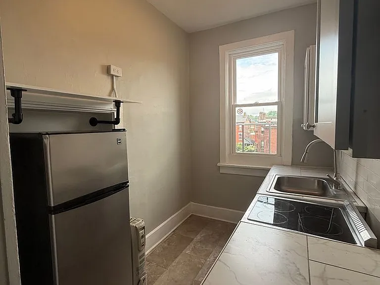 934 Western Avenue — Photo 7