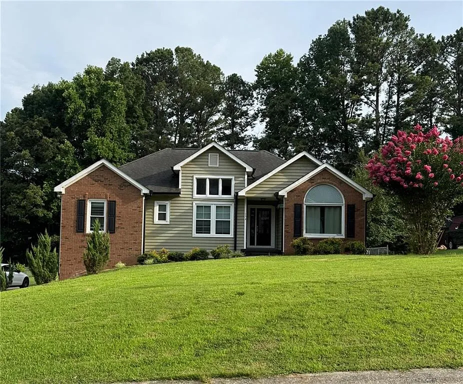 4 bed, 3.0 bath, 2424 sqft, $2,950 — Photo 2