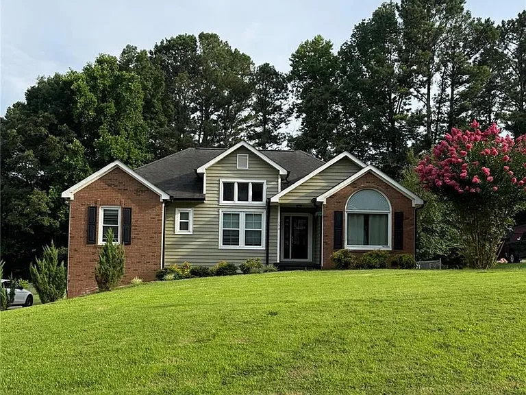 154 Camden Woods Dr — Photo 2