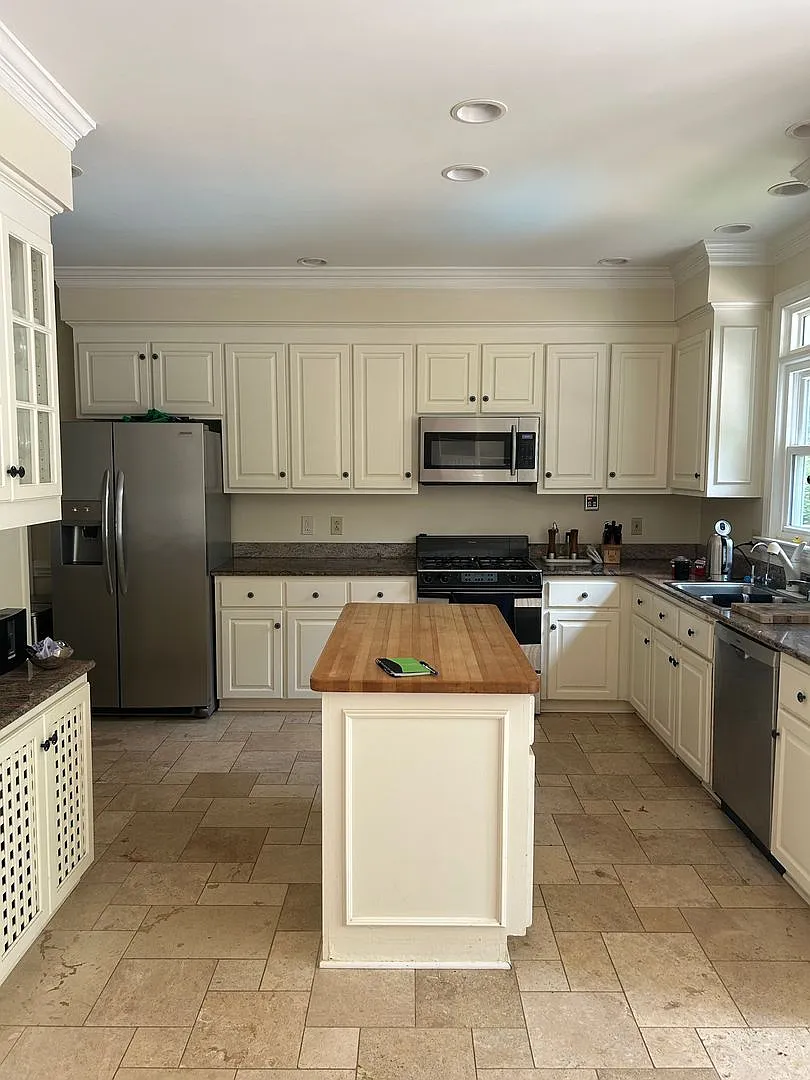 Stunning 6-Bedroom Home with Pool Available Now — Photo 4