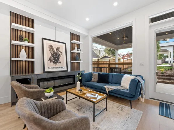 122 8th Ave #1, New Westminster, BC V3L 1X8