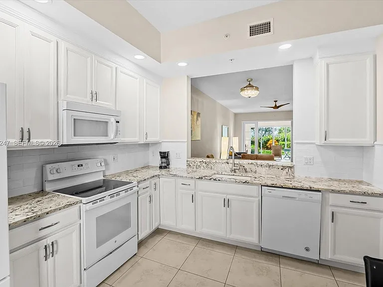 38 Harbour Isle Dr #104 — Photo 5