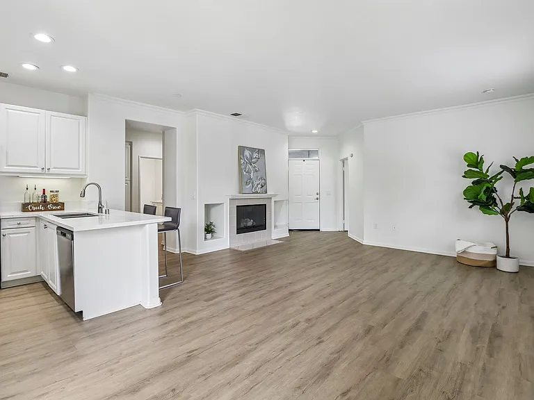 Creek View Condominiums — Photo 14