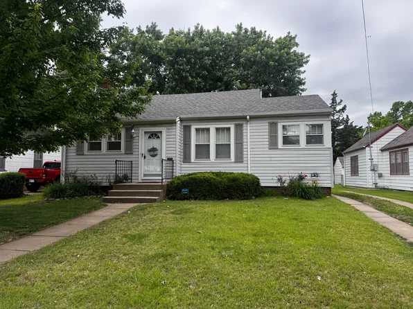 1304 Pershing St, Salina, KS 67401