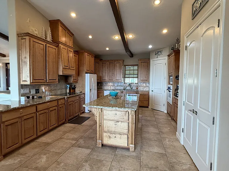 102 Stoneridge Est — Photo 16