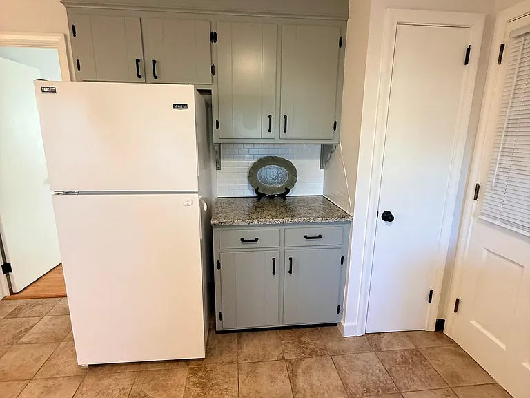 24 Dean Dr — Photo 3