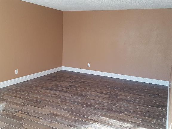 5th image of 1574 Camelot Dr