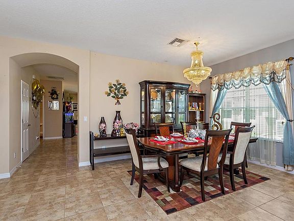 5th image of 945 Meadow Glade Dr