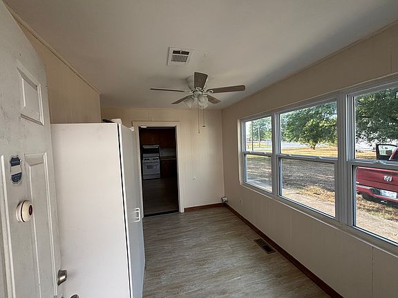 5th image of 2404 Willow Rd