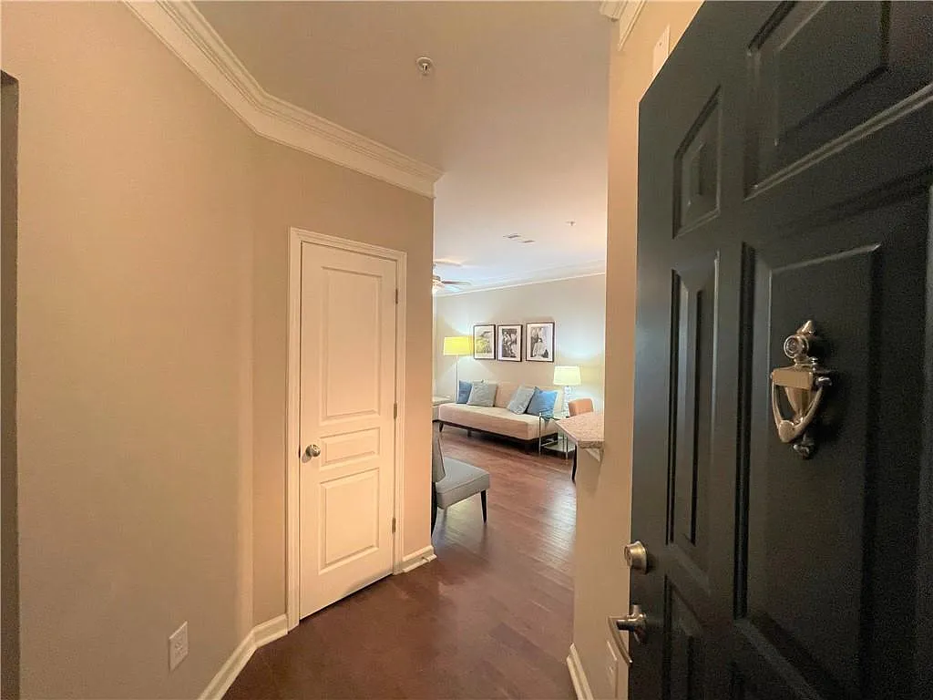 2 bed, 1.0 bath, 952 sqft, $1,950 — Photo 3