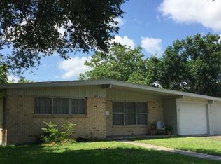 2205 E Locust Ave, Victoria, TX 77901