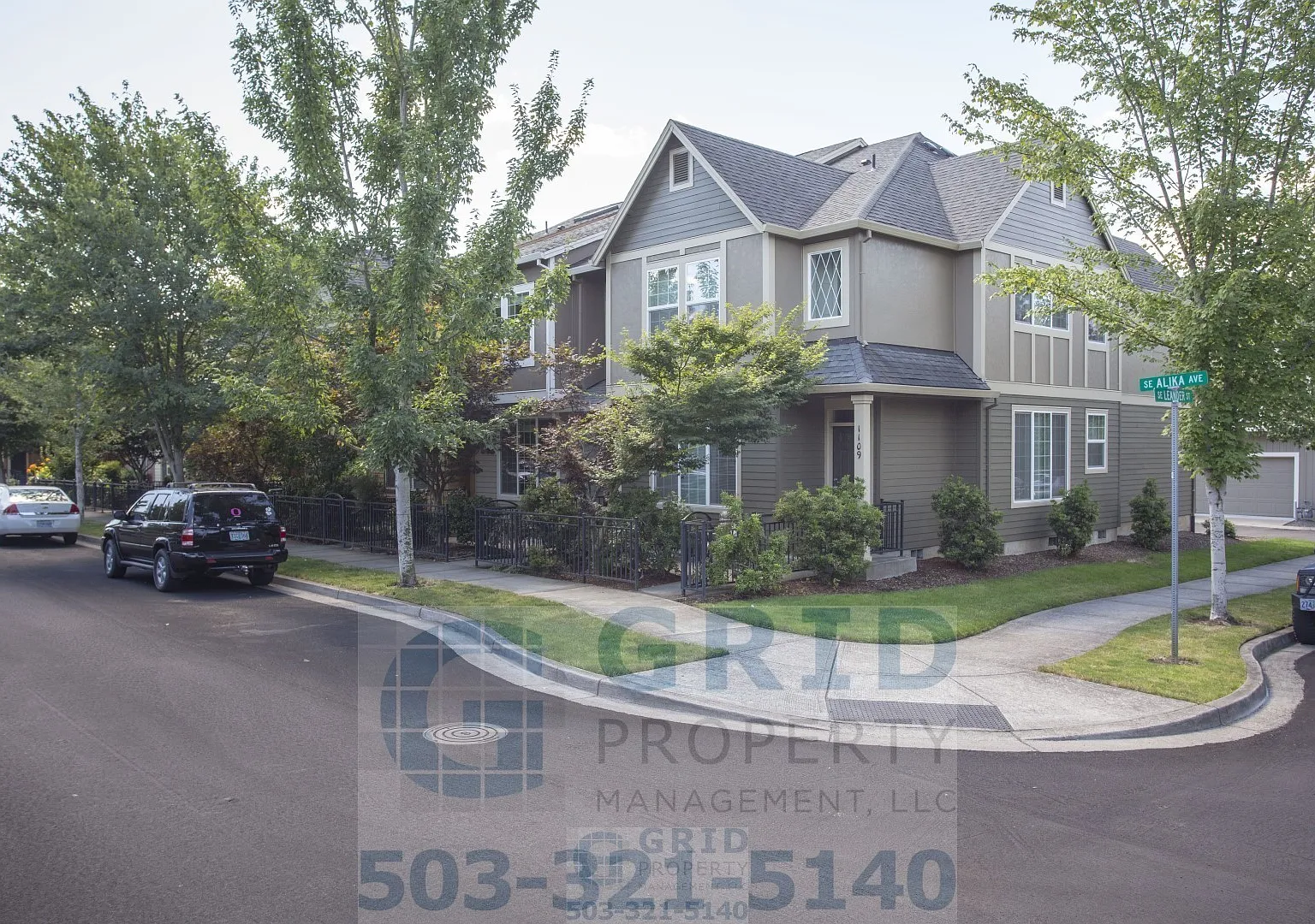 Spacious 3 Bedroom, 2.5 Bath Townhome Available in Hillsboro - 2 Car Garage! — Photo 1