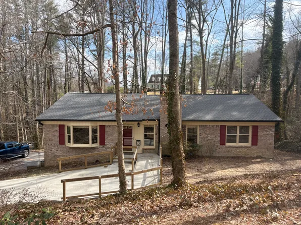 136 Haywood Knolls Dr, Hendersonville, NC 28791