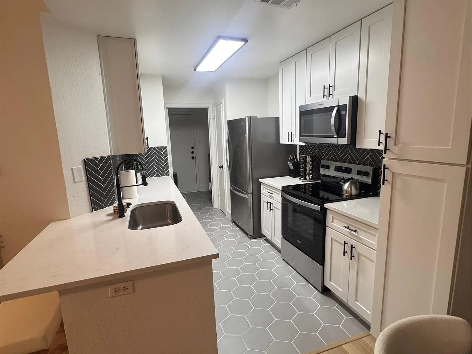 3 bed, 2.0 bath, 1058 sqft, $2,300 — Photo 4