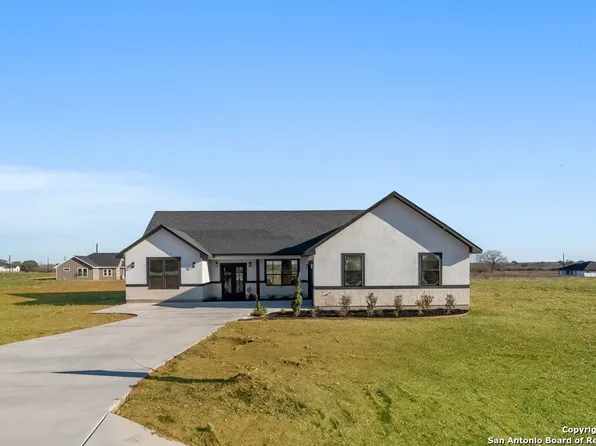 192 Hidden Ranch Ct, Floresville, TX 78114