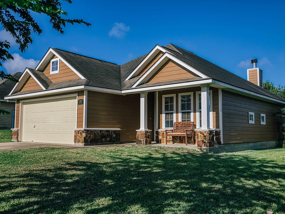 1707 Weaver St