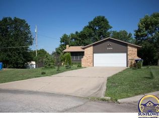 2400 SE Shorewood Ct, Topeka, KS 66605
