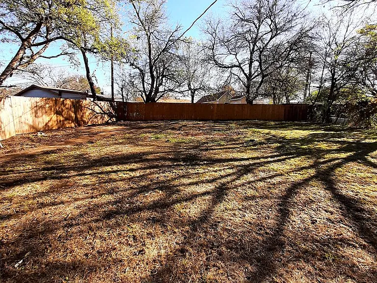 816 Denton Dr — Photo 22