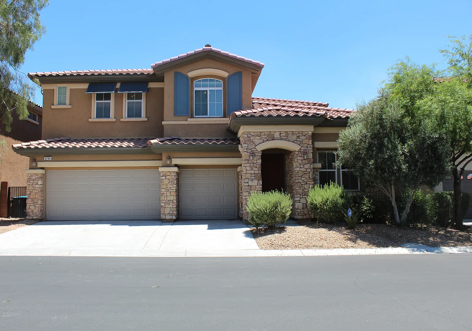 Stunning 4 Bedroom In Mountains Edge!! — Photo 1