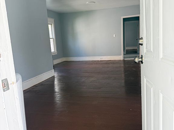 3rd image of 239-241 Oak Grove Ave #239