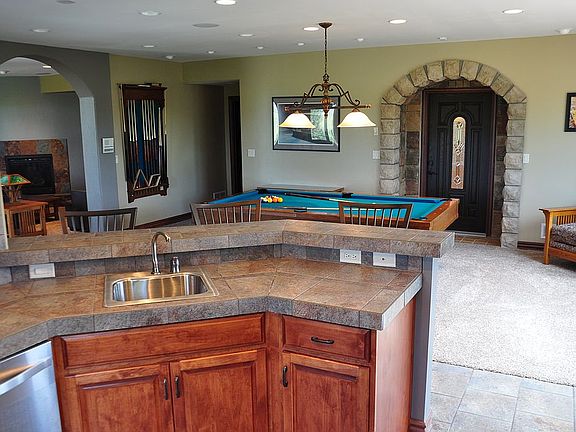 Bar / game room