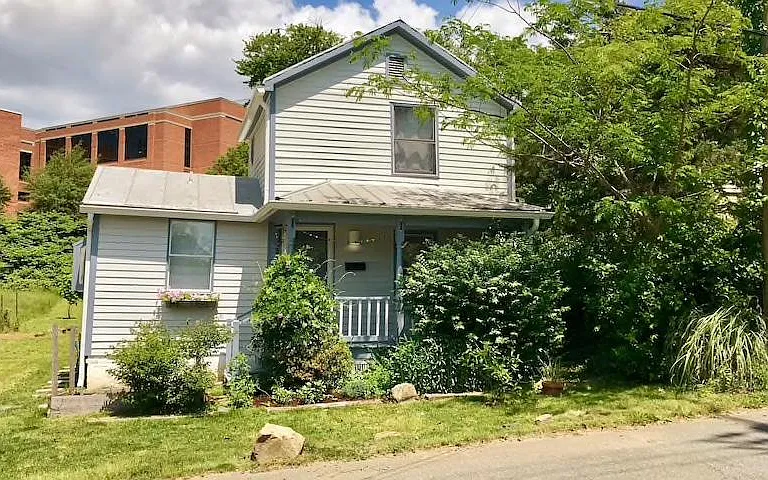 1027 Grove St — Photo 1