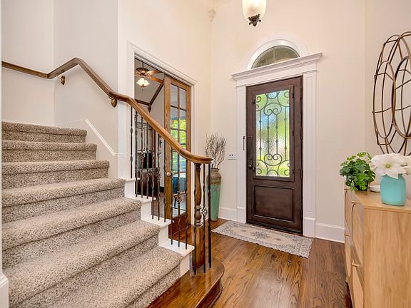 5th image of 221 Versailles Ln