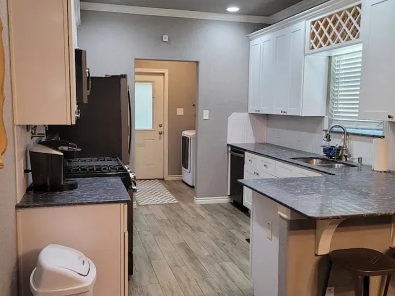 115 Carle Ave — Photo 4