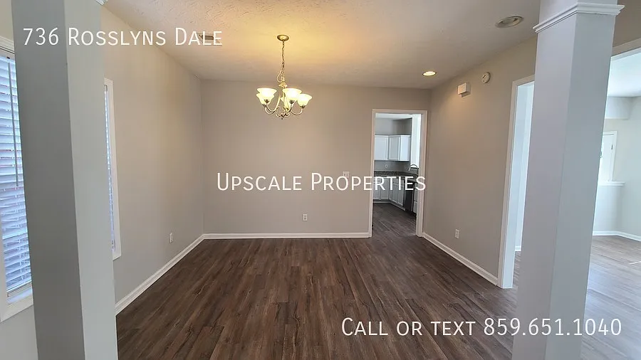 736 Rosslyns Dale — Photo 2