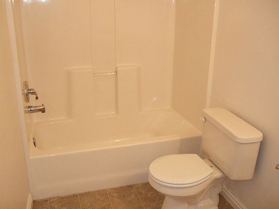 4th image of 620 Linden Dr APT 4