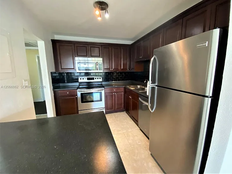 2761 Taft St #405 — Photo 7
